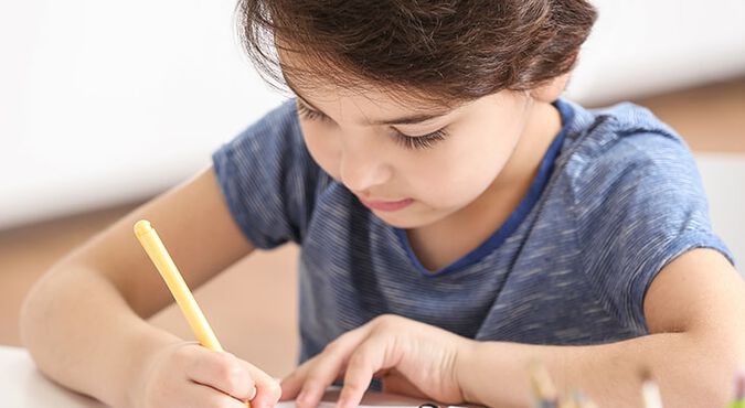 Niño haciendo su tarea