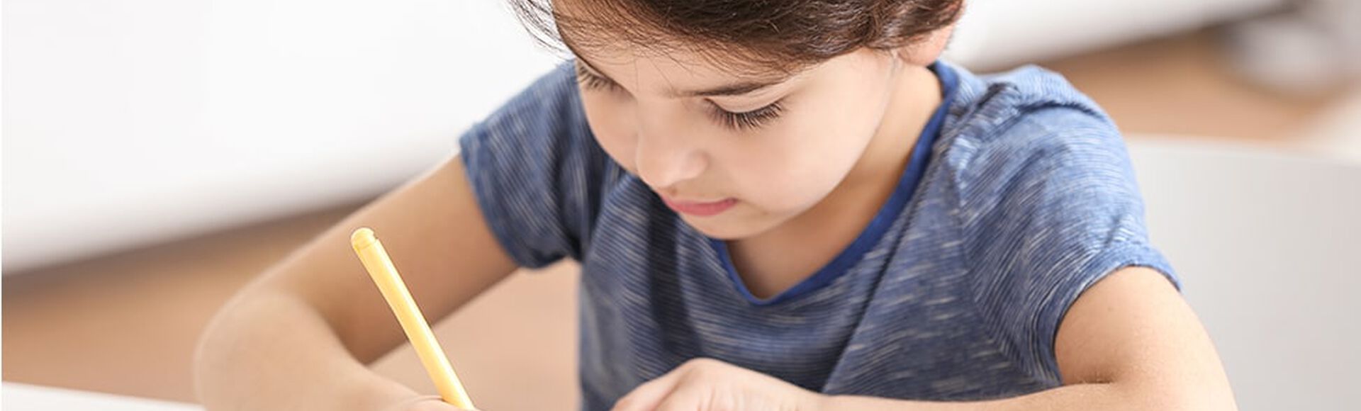 Niño haciendo su tarea