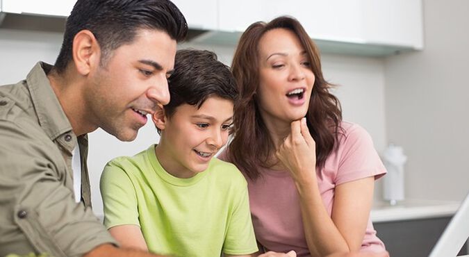 Familia viendo el computador