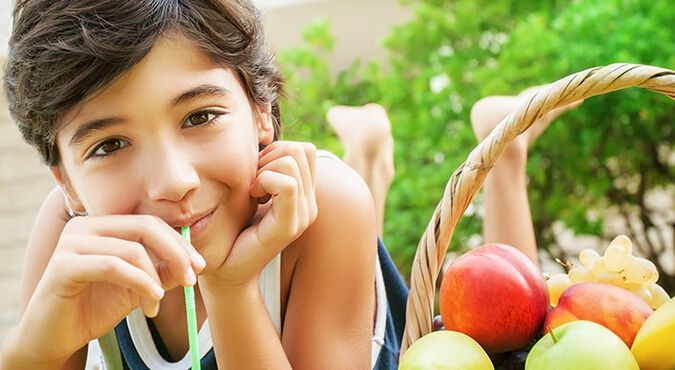 Niño tomándose un jugo de frutas