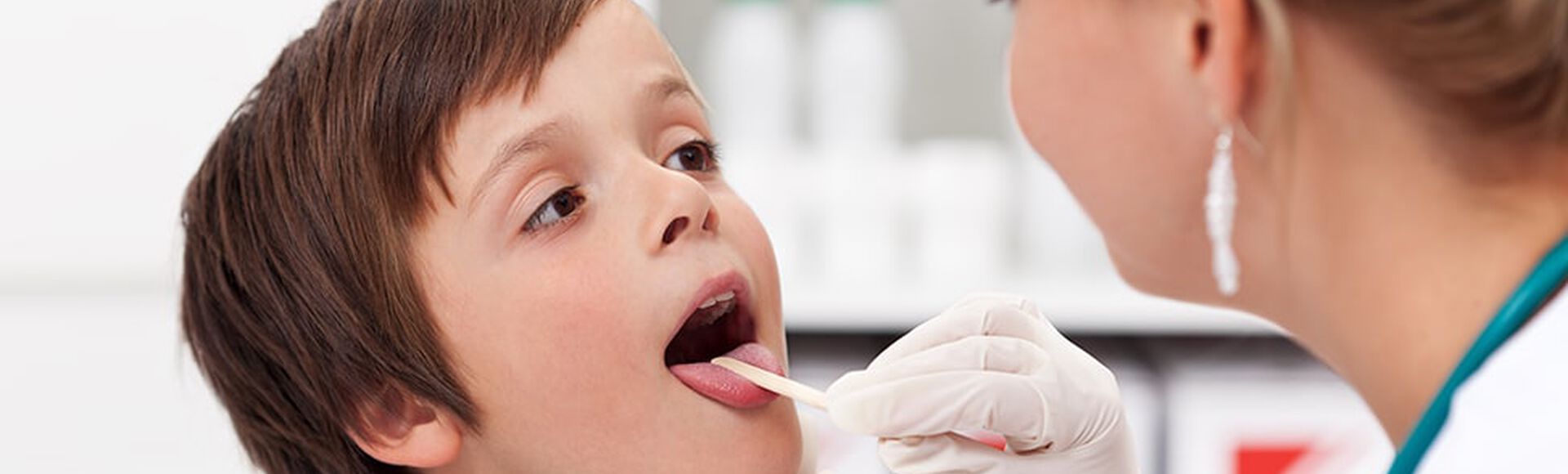 Niño en consulta con su pediatra