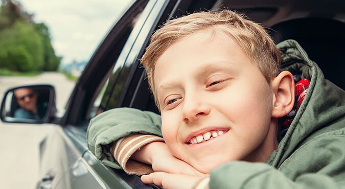 Niño paseando en el carro