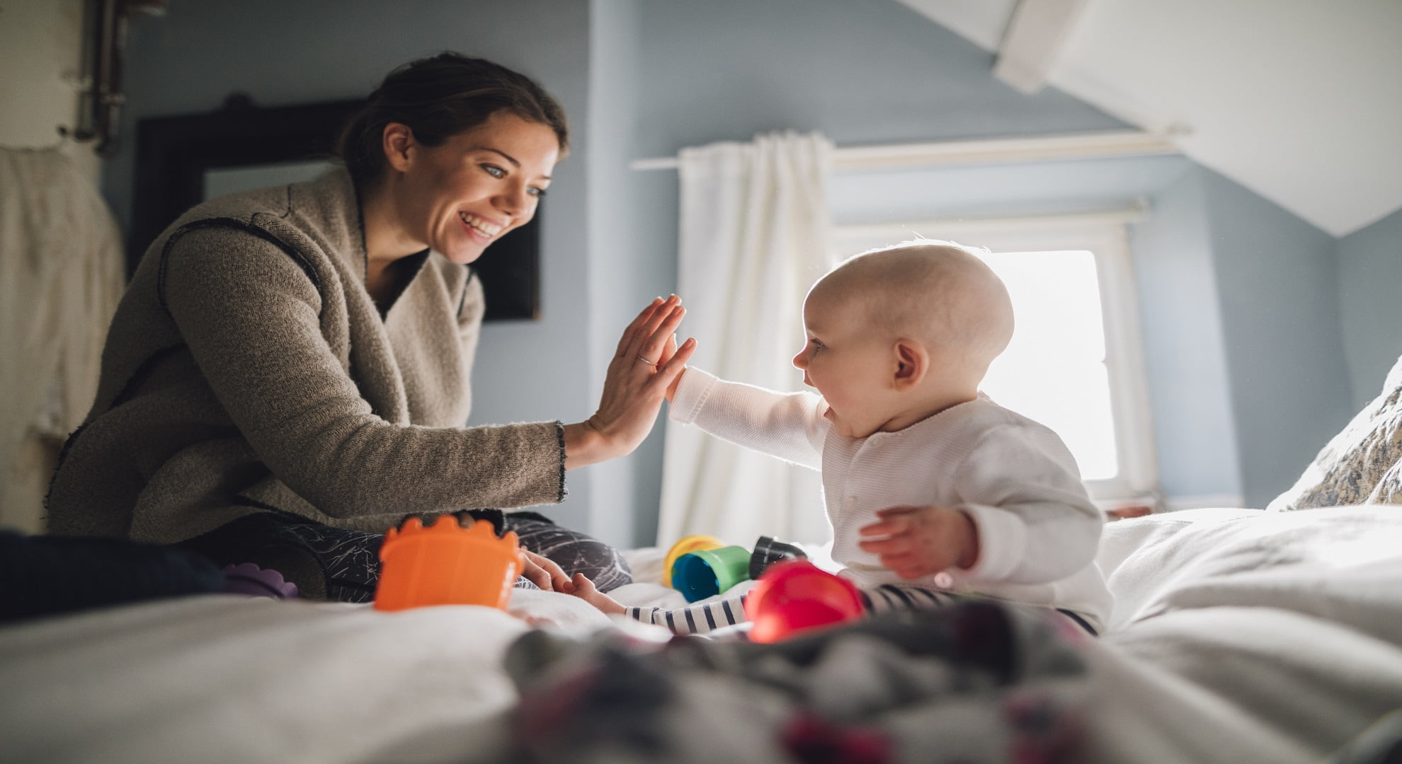 En esta etapa muchos de los bebes empiezan a realizar algunas actividades que están mas relacionados al desarrollo del lenguaje, social y su desarrollo motor con algunos movimientos involuntarios.